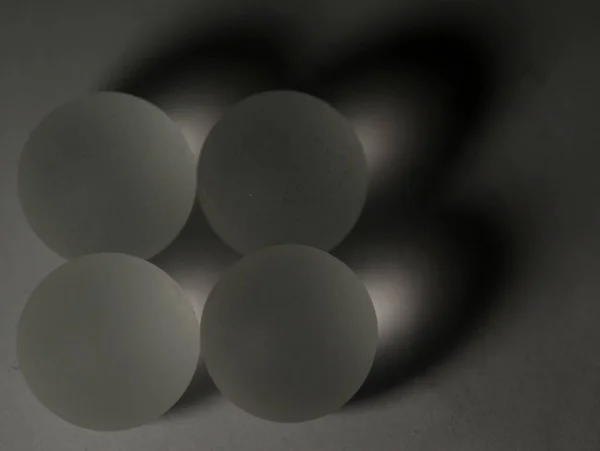 Weiße Und Schwarze Eier Auf Dunklem Hintergrund — Stockfoto