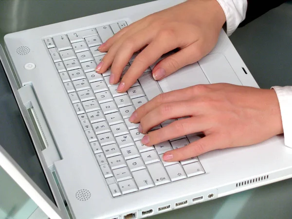 Dizüstü Bilgisayarda Yazı Yazan Kadın Elleri — Stok fotoğraf