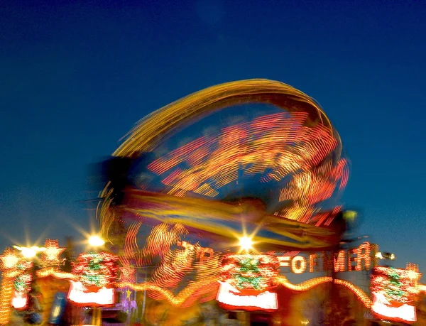 Atração Moderno Parque Diversões — Fotografia de Stock