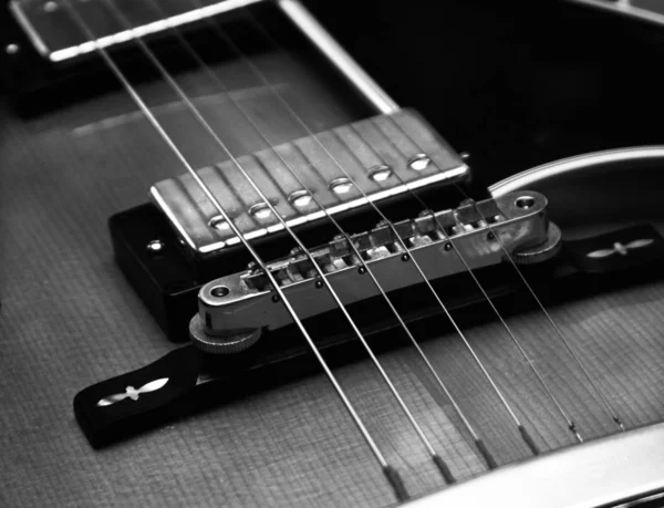 Guitarra Elétrica Preta Uma Mesa Madeira — Fotografia de Stock