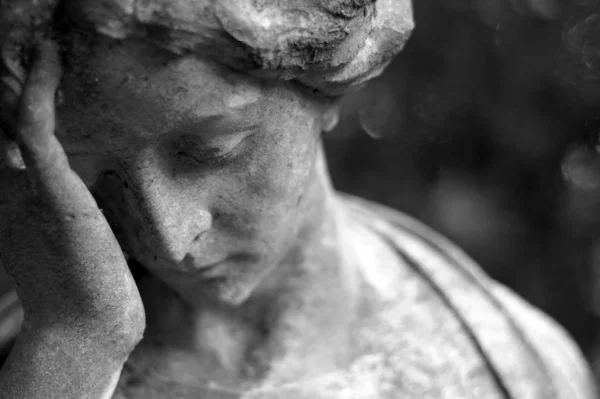 Piękna Kobieta Południowym Cmentarzu Leipziger — Zdjęcie stockowe