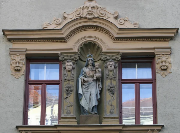 Fenster Mit Statue Der Jungfrau — Stockfoto