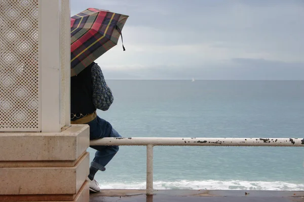 Donna Con Ombrellone Spiaggia — Foto Stock