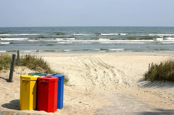 海滩上的垃圾箱 — 图库照片