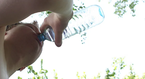 Junge Frau Trinkt Wasser Aus Flasche — Stockfoto