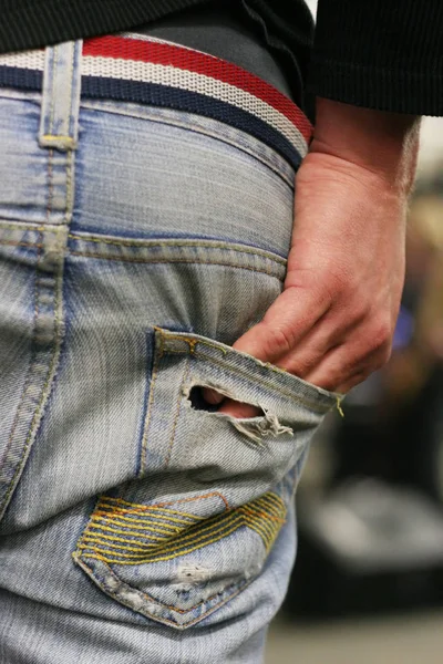 Fechar Mão Homem Com Uma Jaqueta Couro — Fotografia de Stock