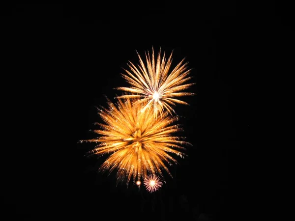 夜空に花火大会やお祭りのお祝い — ストック写真