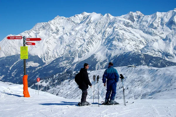 Nelle Contaminazioni Sciistiche Con Vista Sul Massiccio Del Mont Blanc — Foto Stock