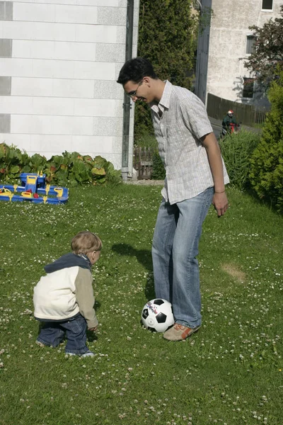 Otec Syn Hrají Fotbal — Stock fotografie