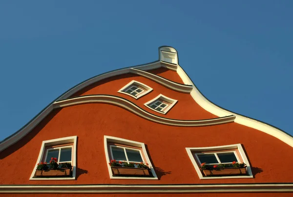 Röd Byggnad Rad Blå Himmel — Stockfoto