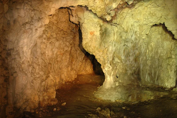 받았습니다 그것은 부르크 가장자리에 위치한다 동굴은 대전의 피난처에 도달하기 어렵습니다 — 스톡 사진