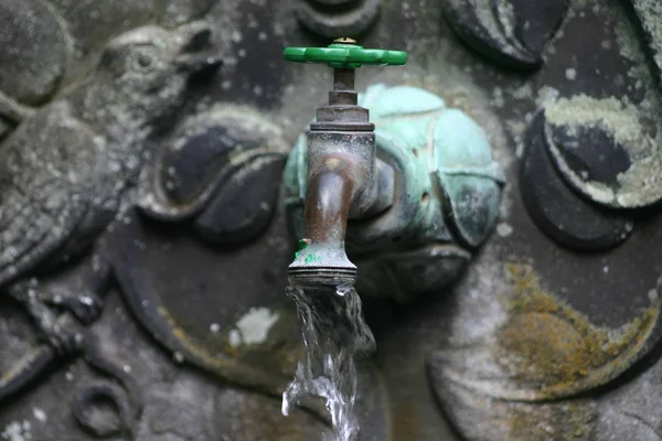 Oud Vuil Water Kraan Met Een Fontein — Stockfoto