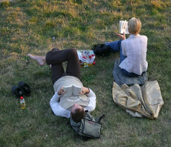 Παιδιά Που Παίζουν Ένα Tablet Στο Πάρκο — Φωτογραφία Αρχείου