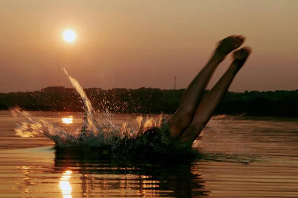 Homme Dans Bateau Dans Eau — Photo