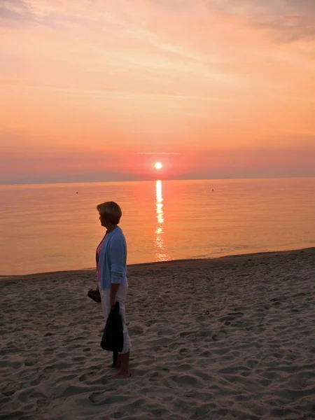 Jeune Femme Debout Sur Plage Coucher Soleil — Photo