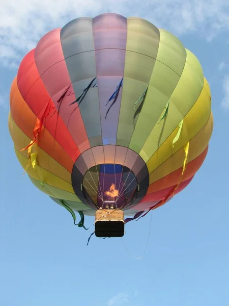 離陸直後の気球です — ストック写真