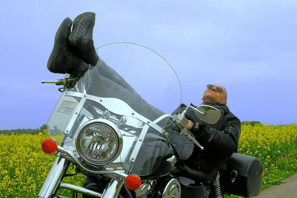 Мотоциклетный Шлем Дороге — стоковое фото