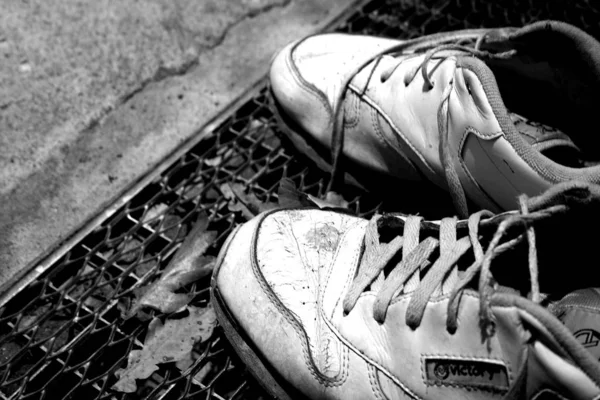 Ασπρόμαυρα Αθλητικά Παπούτσια Στο Δρόμο — Φωτογραφία Αρχείου