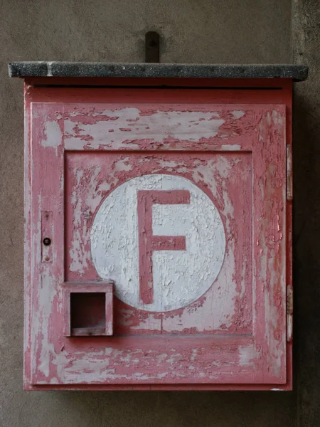Uma Caixa Correio Vermelha Com Número Uma Casa — Fotografia de Stock