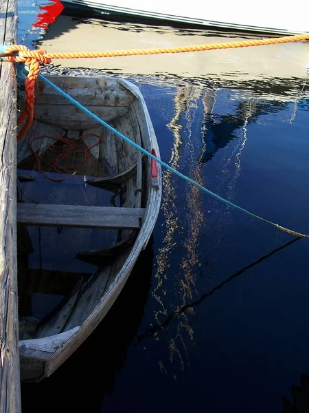 在诺威的码头和拉里维克渔港的最小和最贫穷的船 好像要躲起来似的 — 图库照片