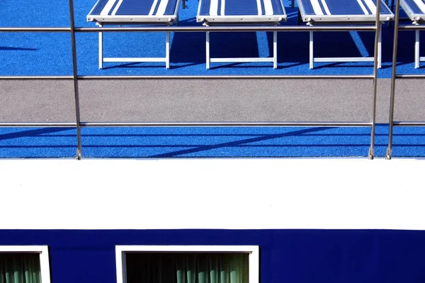 Сине Белый Фасад Современного Здания — стоковое фото