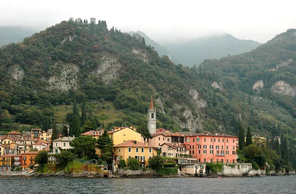 Zelfs Bij Slecht Weer Varenna Comomeer Mooi Kijken Bewaakt Door — Stockfoto