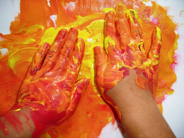 Hand Hält Einen Pinsel Mit Einem Gelben Und Roten Blauen — Stockfoto