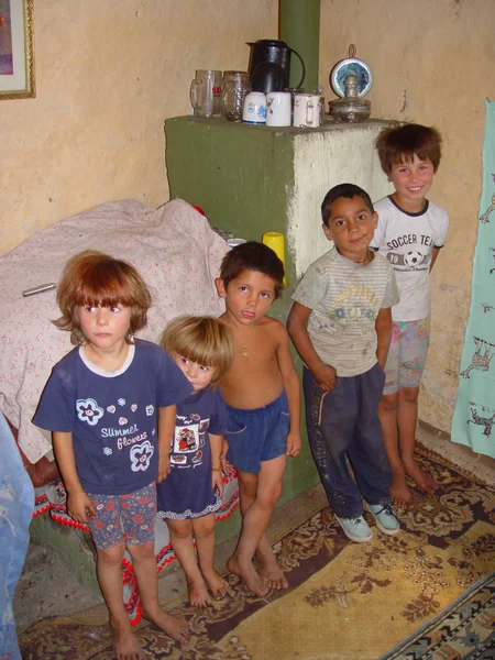 Enfants Pauvres Dans Une Maison Simple Avant Lit Cuisinière Dans — Photo