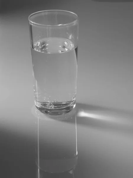 Glas Water Een Grijze Achtergrond — Stockfoto