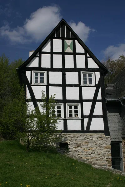 Drewniany Domek Dachu Małym Domku — Zdjęcie stockowe