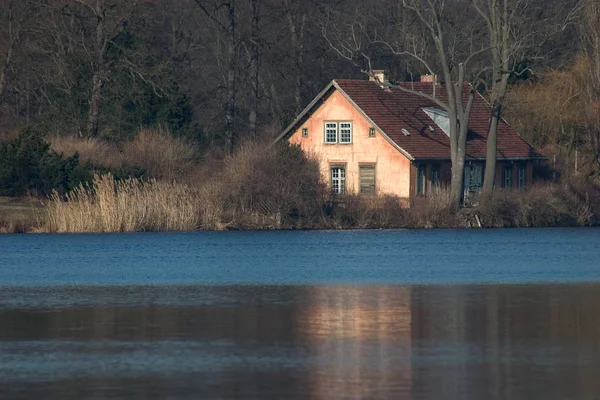 Красный Дом Озере — стоковое фото