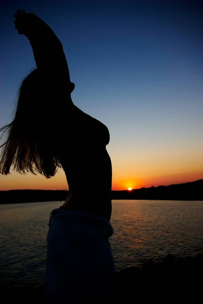 Silhouette Woman Beach Sunset — Stock Photo, Image