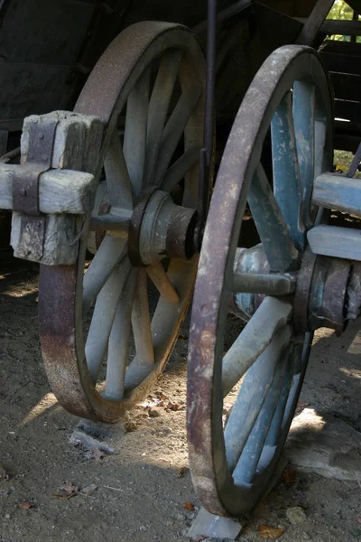 Gamla Rostiga Hjul Fältet — Stockfoto