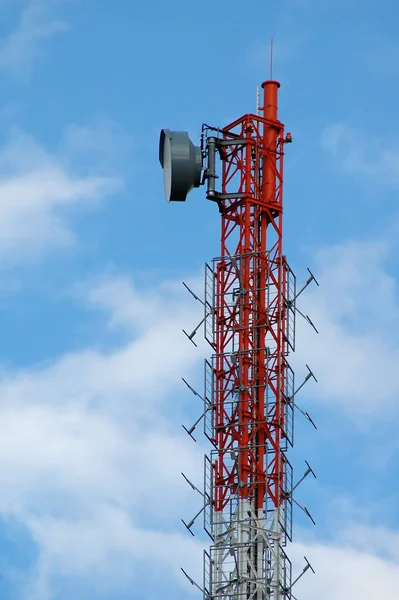 Telecommunicatietoren Met Antennes Tegen Blauwe Lucht — Stockfoto