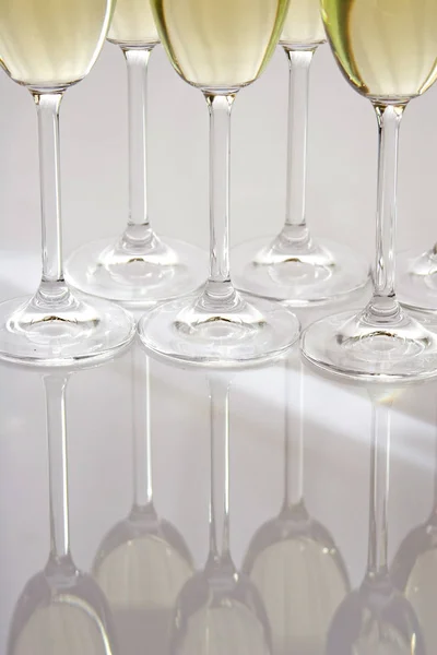 Bicchieri Vino Vuoti Sul Tavolo — Foto Stock
