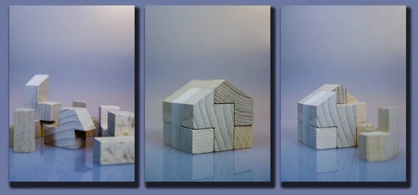 青い背景に異なる色の木のブロックとキューブ — ストック写真