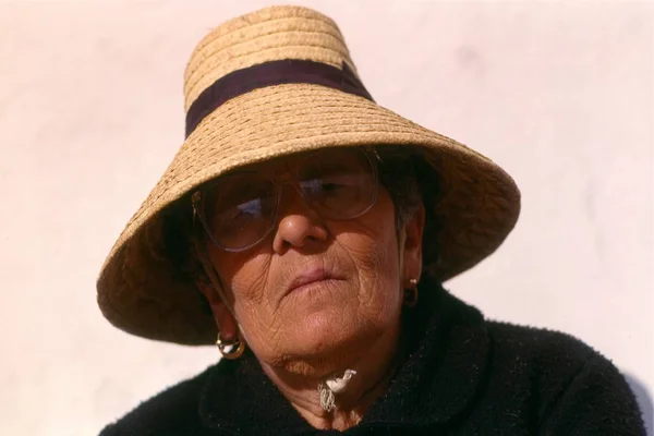 Деревенская Женщина Шляпе — стоковое фото