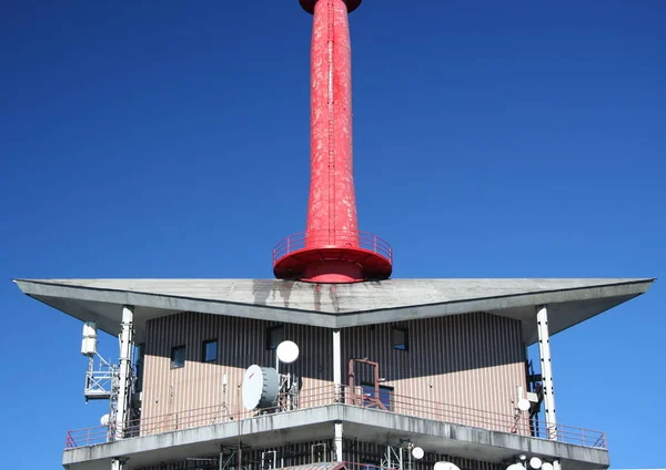 Toit Rouge Ciel Bleu — Photo