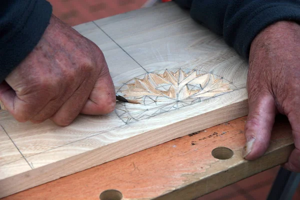 木匠用木板干活 — 图库照片