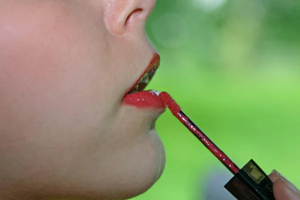 Sluiten Van Lippen Van Vrouw Met Rode Lippenstift — Stockfoto