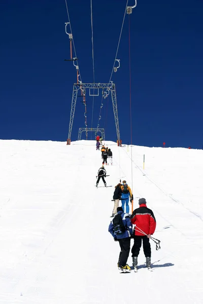 山の中の雪の上のスキーヤーは — ストック写真