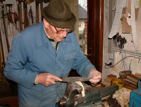 80岁了 我父亲仍然很活跃 是个业余爱好木匠 如果他是个训练有素的裁缝 他退休后就扩大了自己的业余爱好 并继续给我们带来新的惊喜 — 图库照片