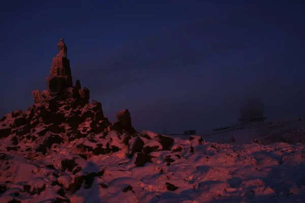 Τελευταίες Ακτίνες Του Ήλιου Λεκιάζουν Χιόνι Στο Κόκκινο Fliegerdenkmal Στο — Φωτογραφία Αρχείου