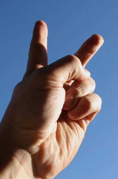 Рука Людини Тримає Кулак Синьому Фоні — стокове фото