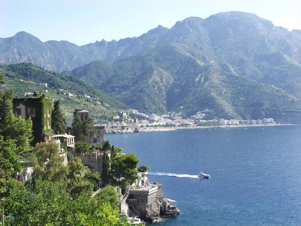 Amalfi Talya Nın Güneybatı Kıyısındaki Sarp Kayalıkların Altında Dramatik Doğal — Stok fotoğraf