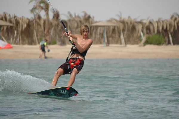 Junger Surfer Auf Der Welle — Stockfoto