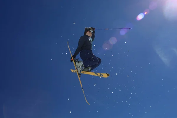 Jovem Mulher Saltando Neve — Fotografia de Stock