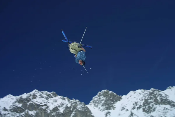 Lyžař Letící Nad Modrou Oblohou — Stock fotografie