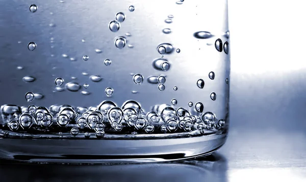 Een Glas Mineraalwater Voor Een Softbox — Stockfoto