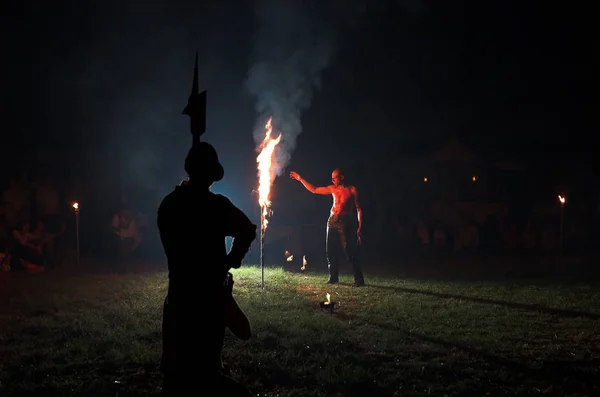 Gece Elinde Ateş Silahı Olan Bir Adamın Silueti — Stok fotoğraf